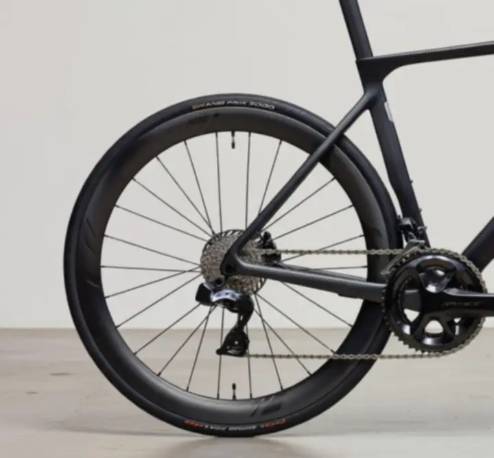 Zbliżenie na ramę i napęd roweru szosowego