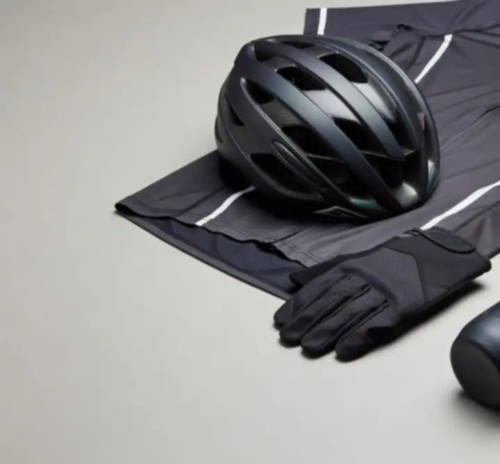 Wyeksponowane kaski, lampki, bidony i inne akcesoria rowerowe