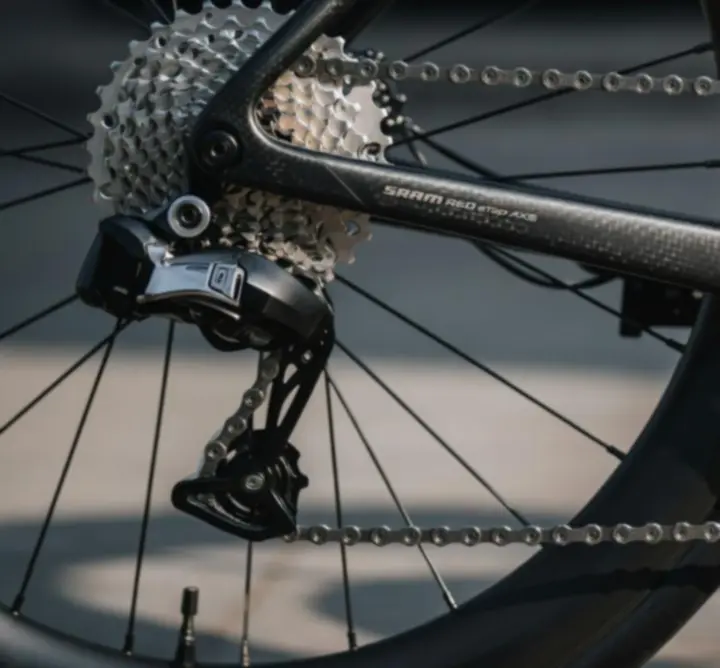 Zbliżenie na napęd roweru z kasetą i przerzutką