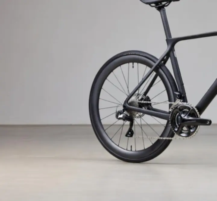 Nowoczesne rowery ustawione w profesjonalnym studiu