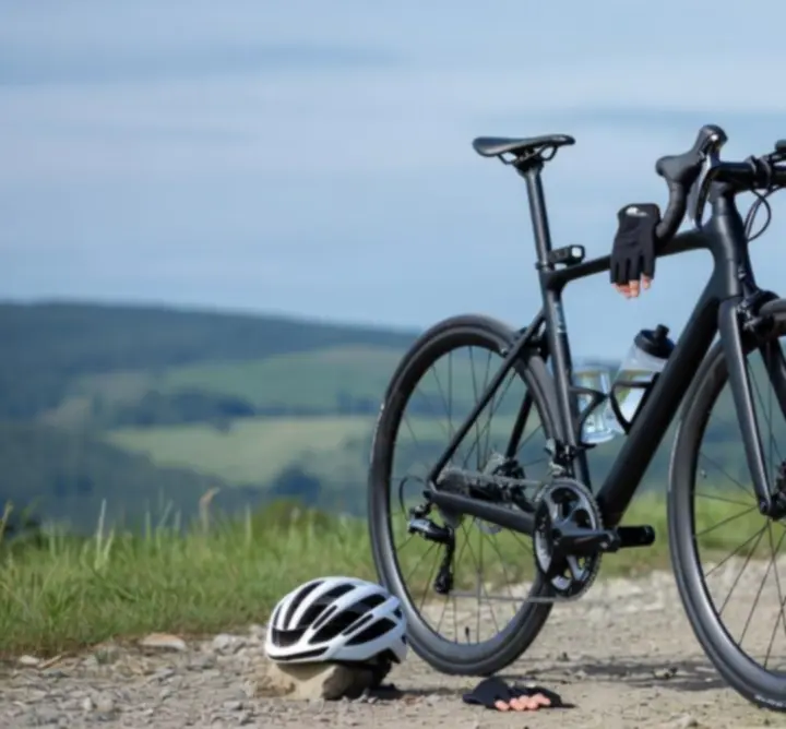 Kolarz w nowoczesnym kasku i odzieży podczas dynamicznej jazdy